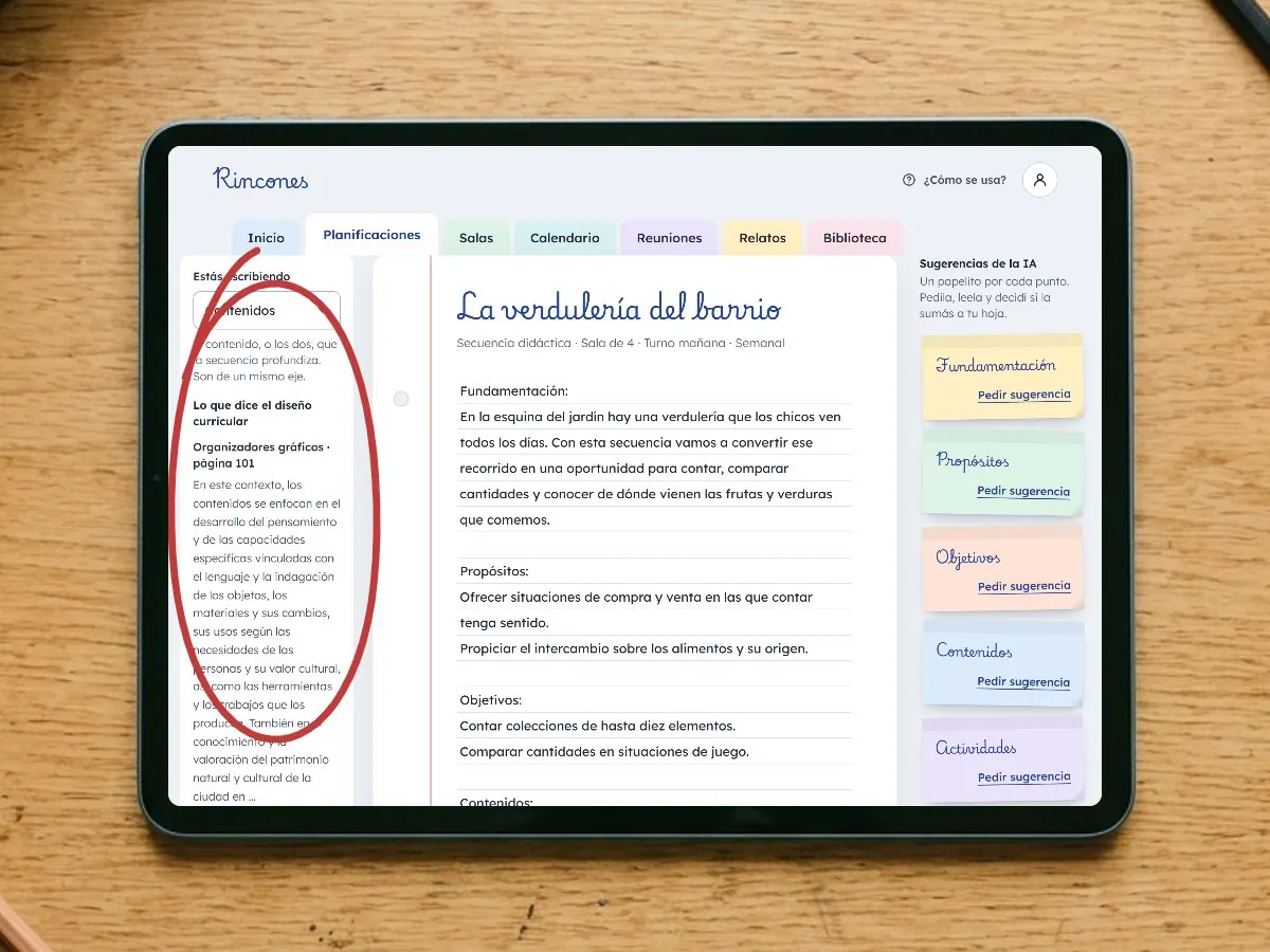 Una planificación en la tablet, con el panel del diseño curricular marcado en rojo